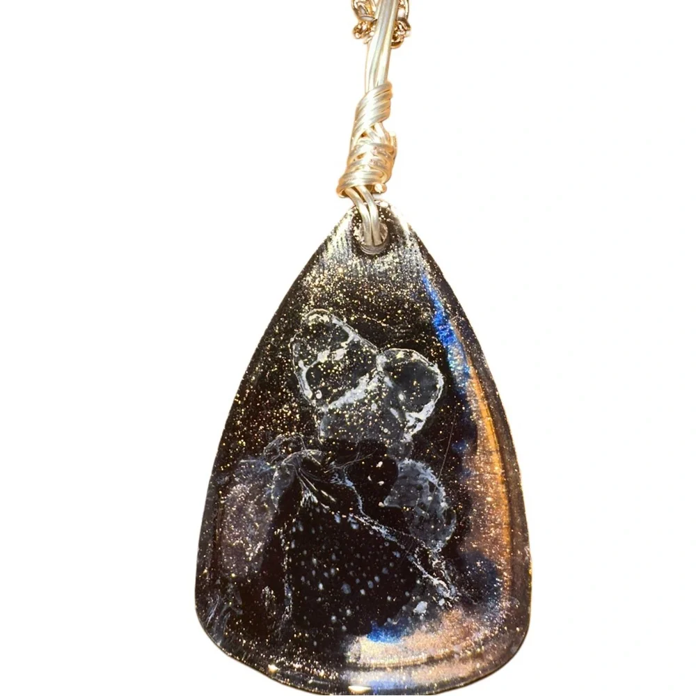 Abstract Pendant & Chain - Picture 2 of 7